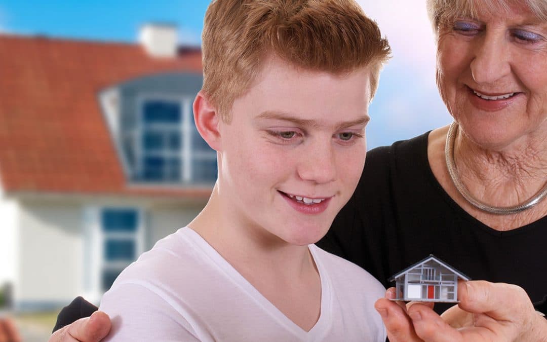 Großmutter zeigt Enkel Modell ihres Hauses