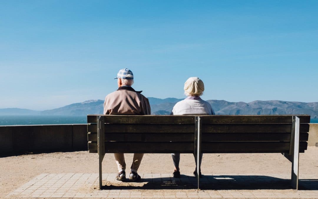 Zwei Rentner am Meer