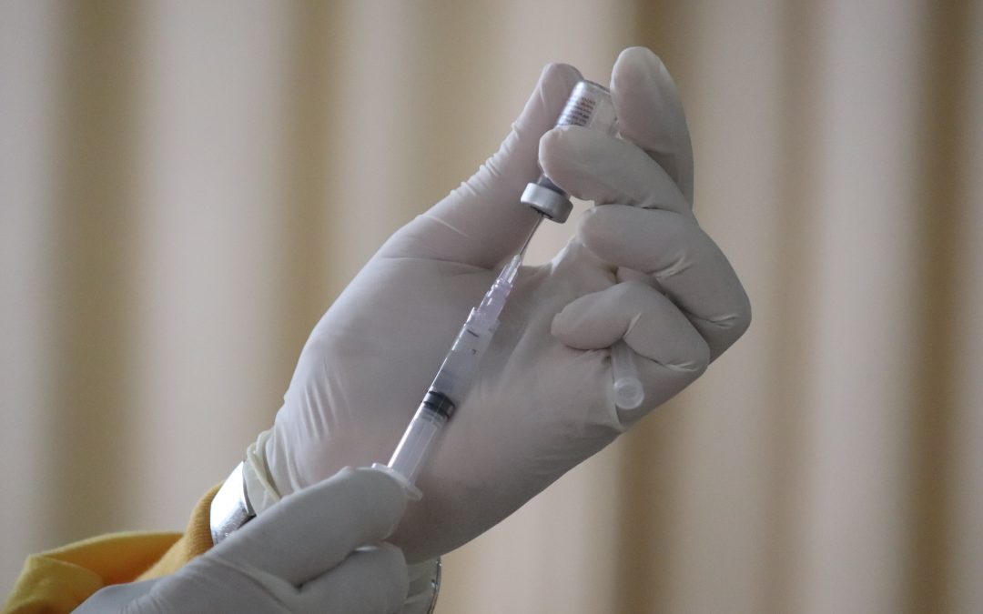 Hand mit Spritze - Fragerecht von Arbeitgebern bei Impfpflicht
