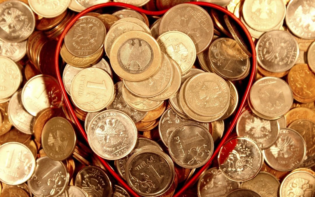 Münzen in Herzform als Symbol für Erbe